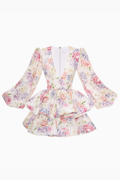 Detailansicht vom V-Ausschnitt und Blumenmuster des Damen Mini Kleids