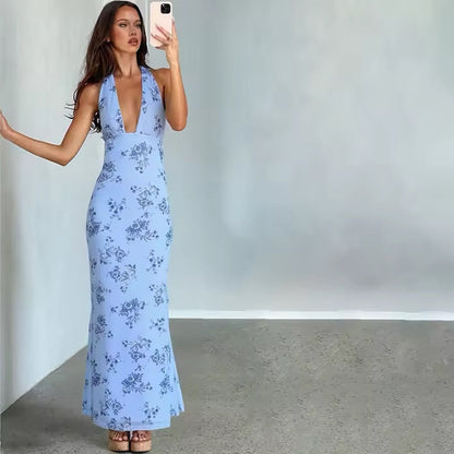 Detailansicht des Floralprints und des fliessenden Stoffes am Maxikleid