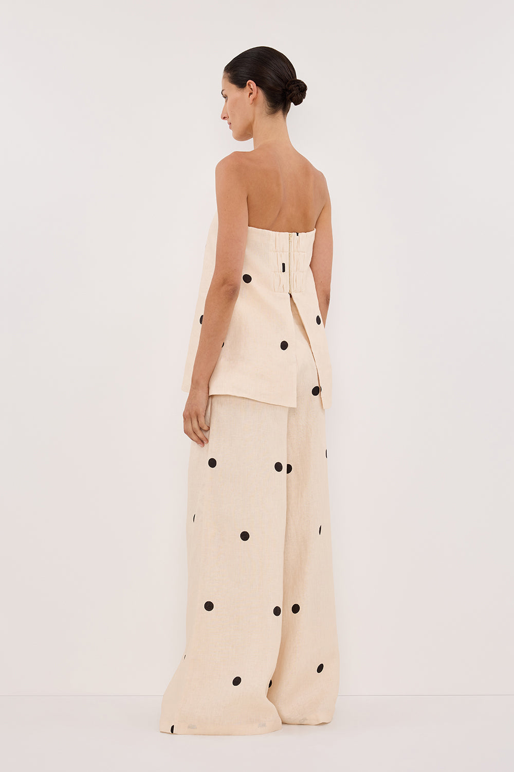 Sommerliches Damen Set mit Oberteil und weiter Hose mit gepunktetem Muster