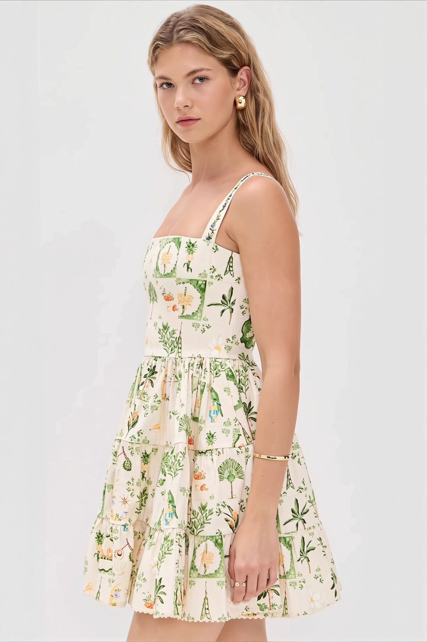 Damen-Midikleid mit Pflanzenprint in Seitenansicht mit fliessender Passform