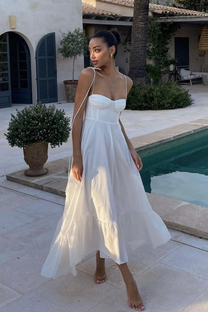 Lang fließendes Kleid aus Polyester in Weiß