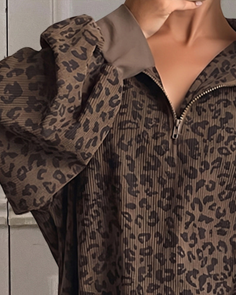 Detailaufnahme des Leopardenmusters auf dem Damen-Sweatshirt