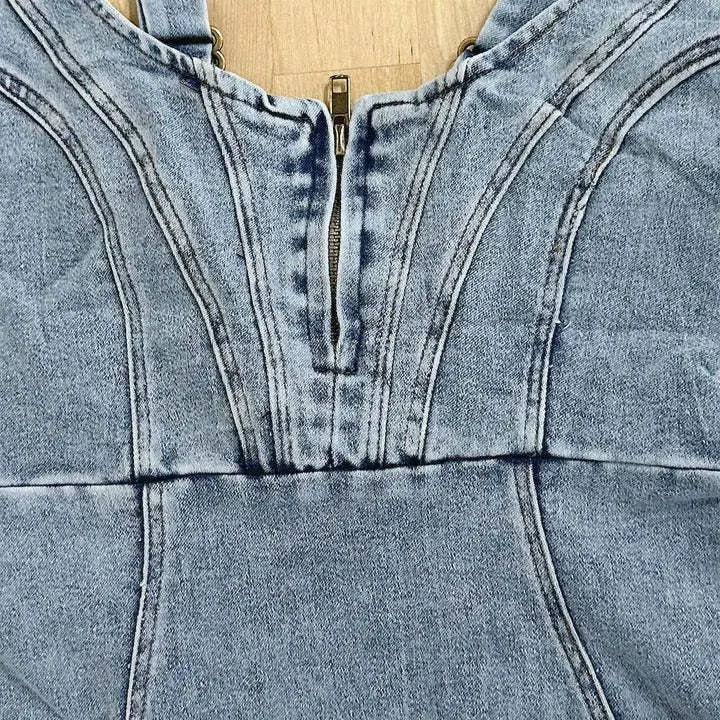 Damen Midikleid aus Denim mit verstellbaren Trägern in Rückenansicht