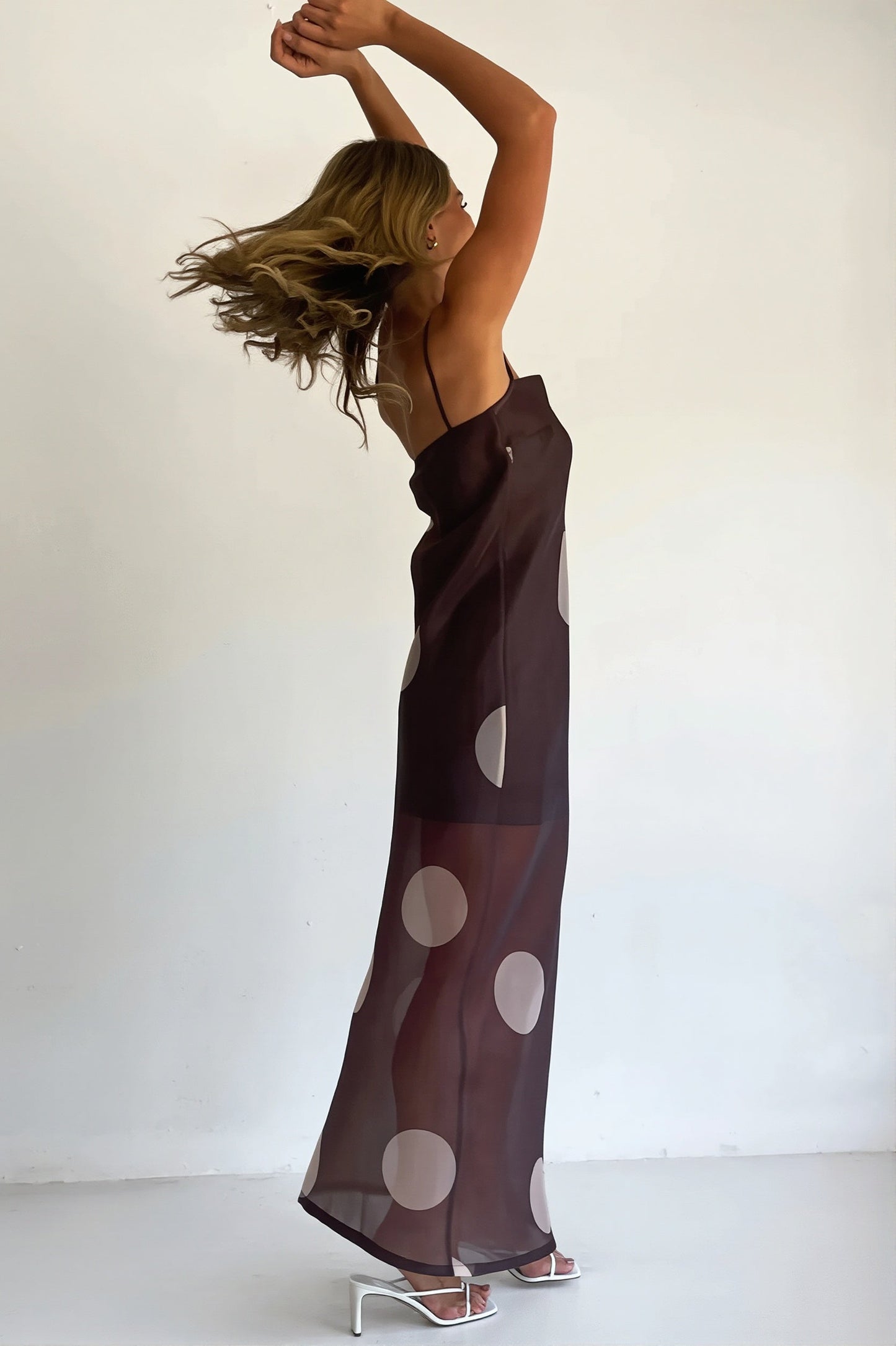 Elegantes Damen-Maxikleid mit Polka Dots und leicht transparentem Stoff