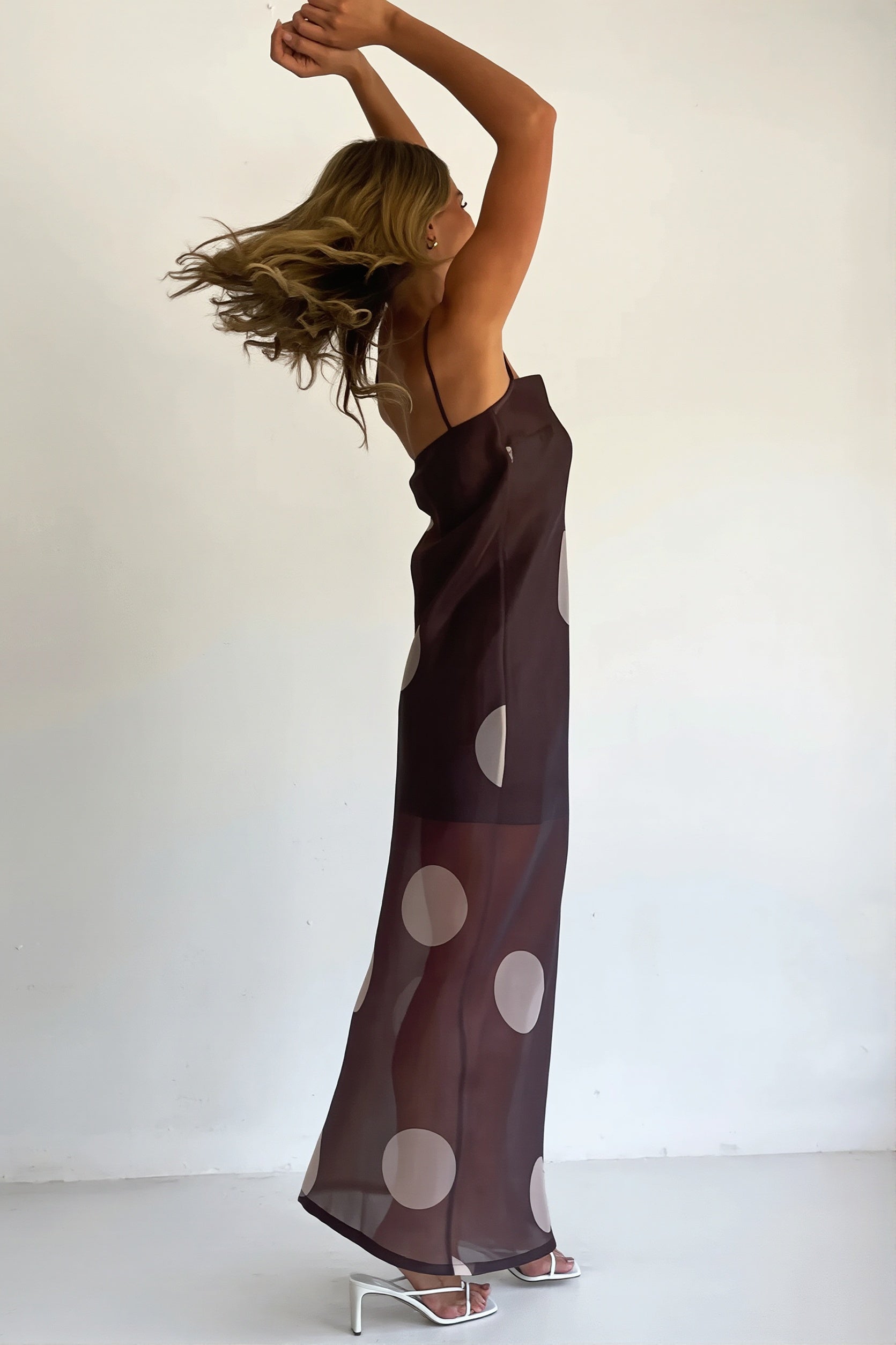 Elegantes Damen-Maxikleid mit Polka Dots und leicht transparentem Stoff