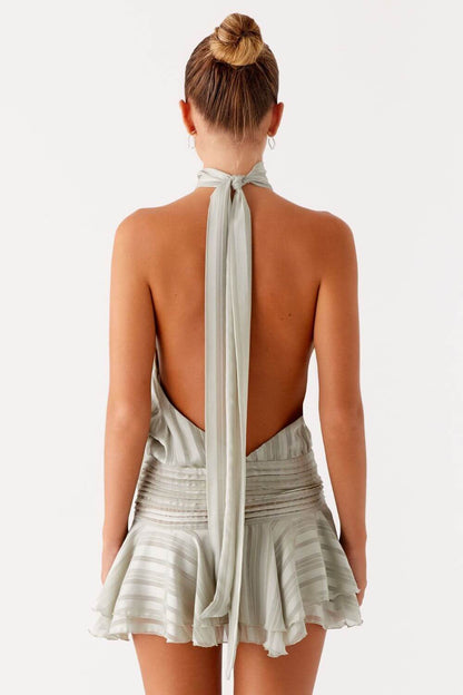 Satiniertes, drapiertes Kurzkleid mit hohem Hals