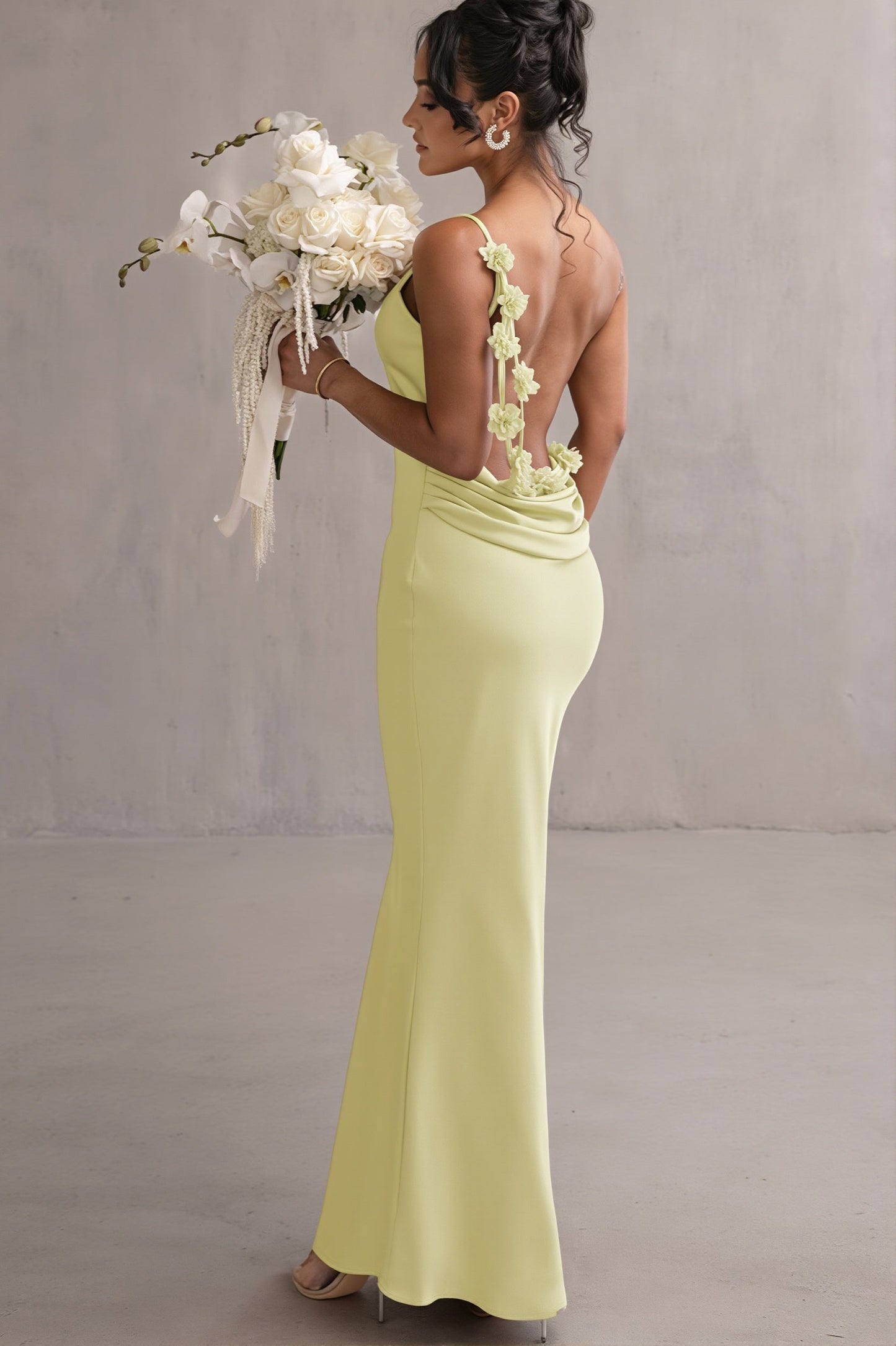 Stylingbild vom Damen-Maxikleid mit Wasserfallausschnitt und offenem Rücken