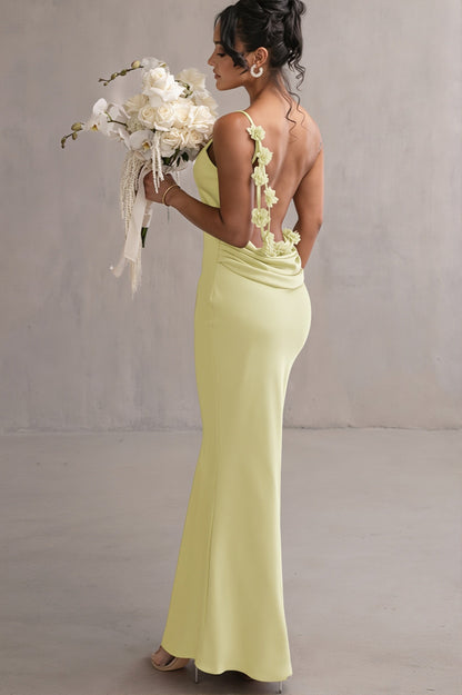 Stylingbild vom Damen-Maxikleid mit Wasserfallausschnitt und offenem Rücken