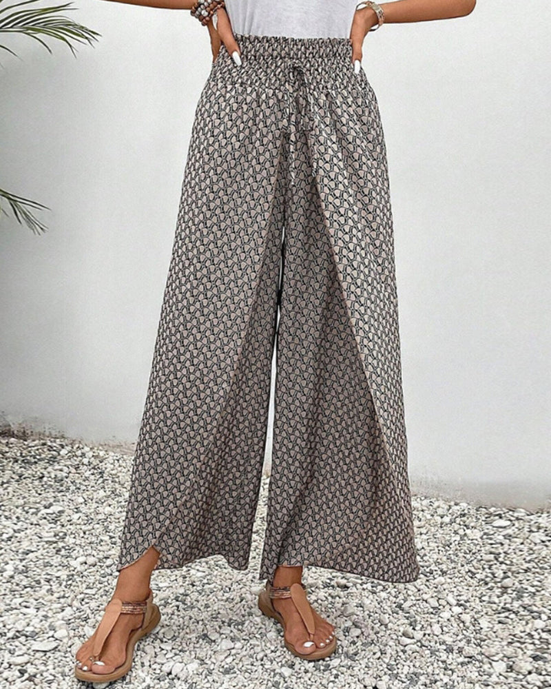 Weite Damenhose mit geometrischem Muster kombiniert mit schlichtem Oberteil