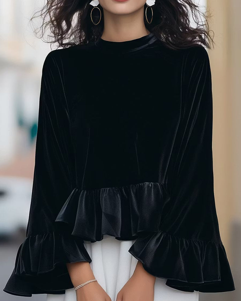 Damenbluse aus Samt mit Rüschenärmeln in eleganter Ansicht