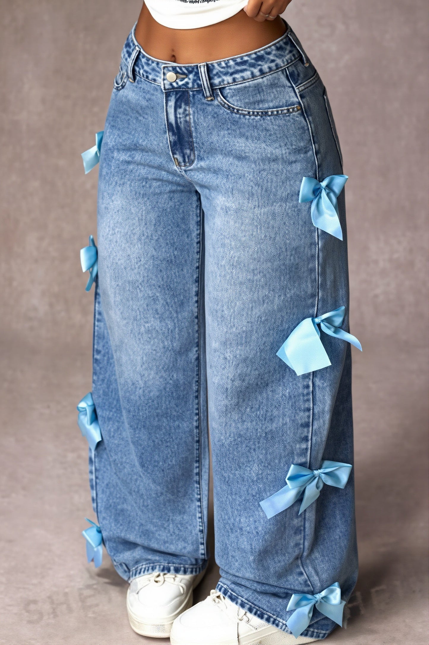 Nahaufnahme vom Denimstoff der Straight Leg Jeans mit verwaschener Optik