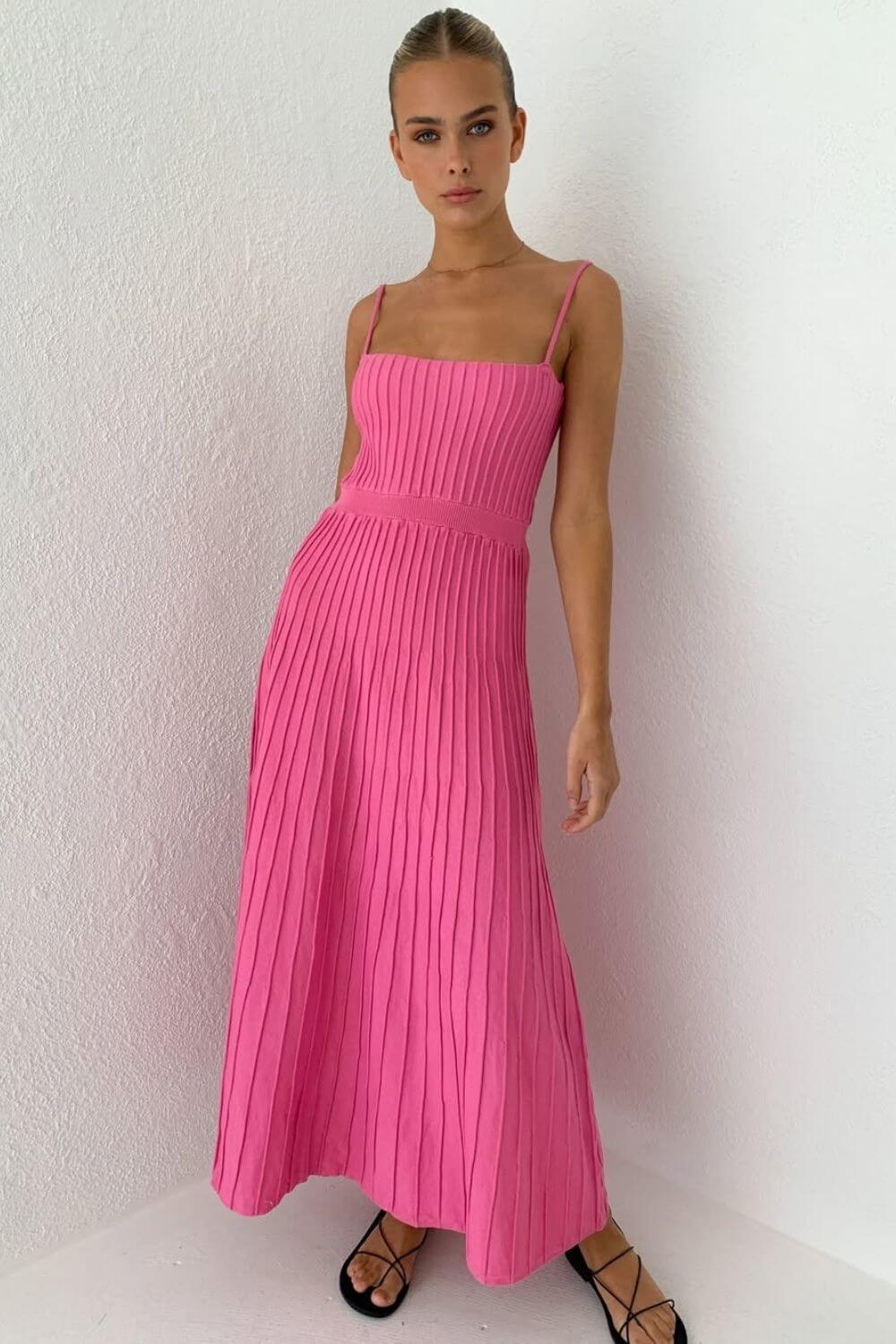 Gestricktes, plissiertes Midi-Kleid mit Spaghettiträgern
