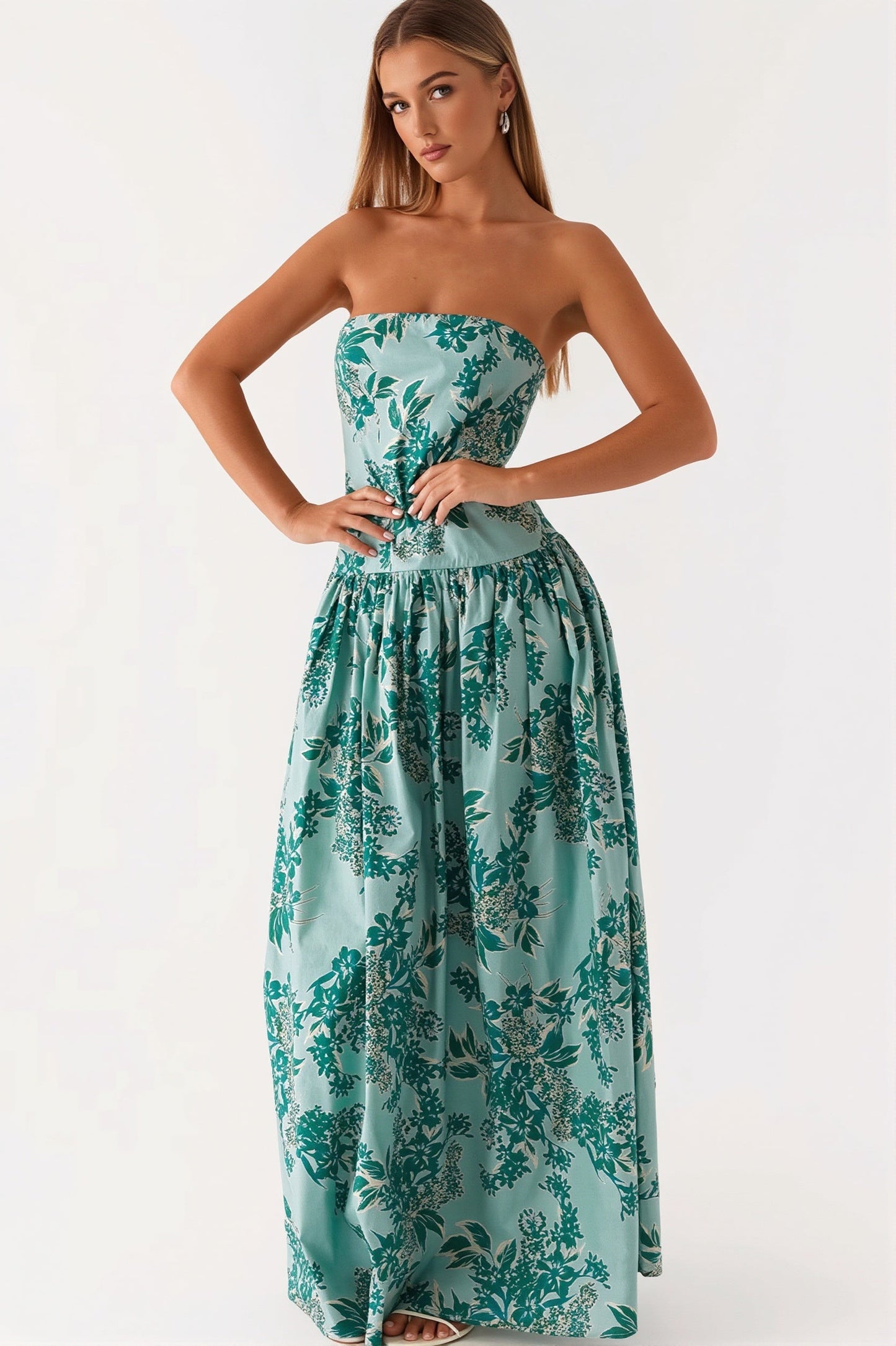 Damen in figurbetontem Maxikleid mit Print und trägerlosem Bandeau-Ausschnitt