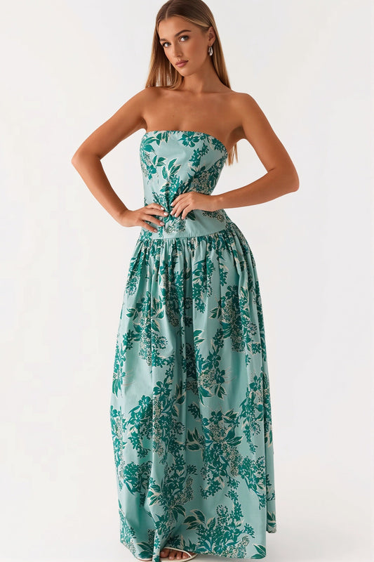 Damen in figurbetontem Maxikleid mit Print und trägerlosem Bandeau-Ausschnitt