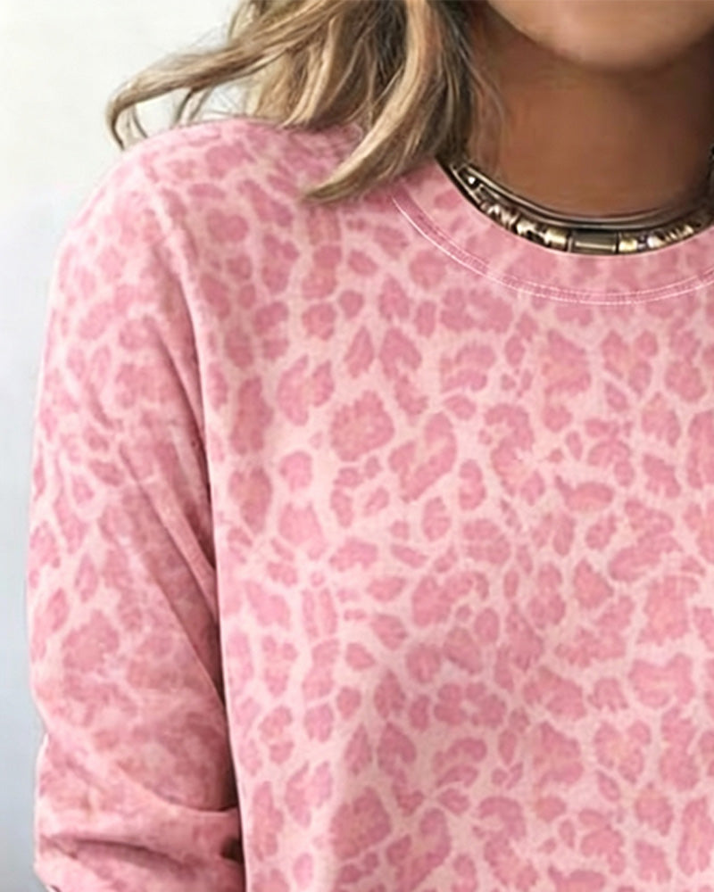 Detailansicht des Rundhalsausschnitts und Leopardenmusters am Damen-Shirt