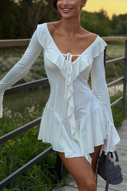 Figurbetontes Minikleid für Damen mit Volants in Frontalansicht