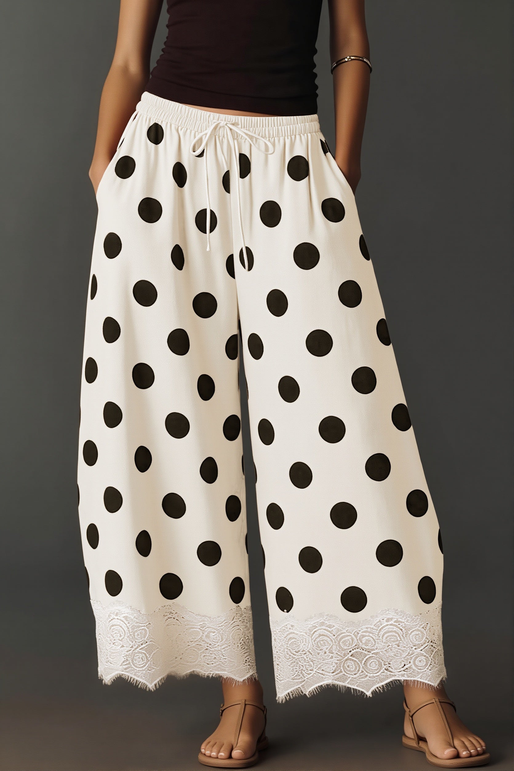 Damen weite Hose mit Polka Dot Muster und Zugband vorne auf weissem Hintergrund