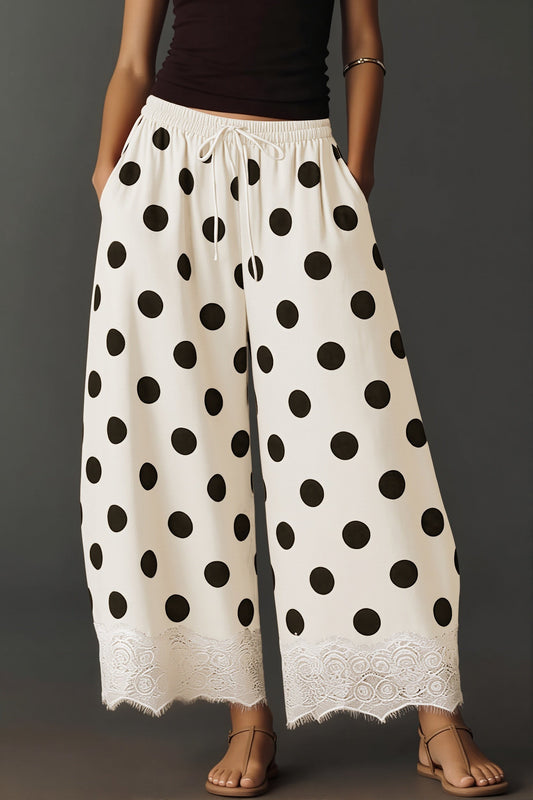 Damen weite Hose mit Polka Dot Muster und Zugband vorne auf weissem Hintergrund