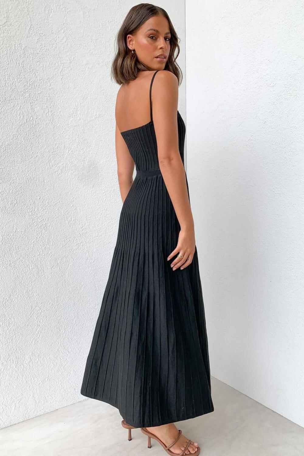 Gestricktes, plissiertes Midi-Kleid mit Spaghettiträgern