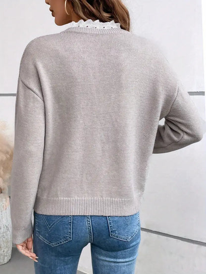Damenpullover stilvoll kombiniert für einen gepflegten Alltagslook