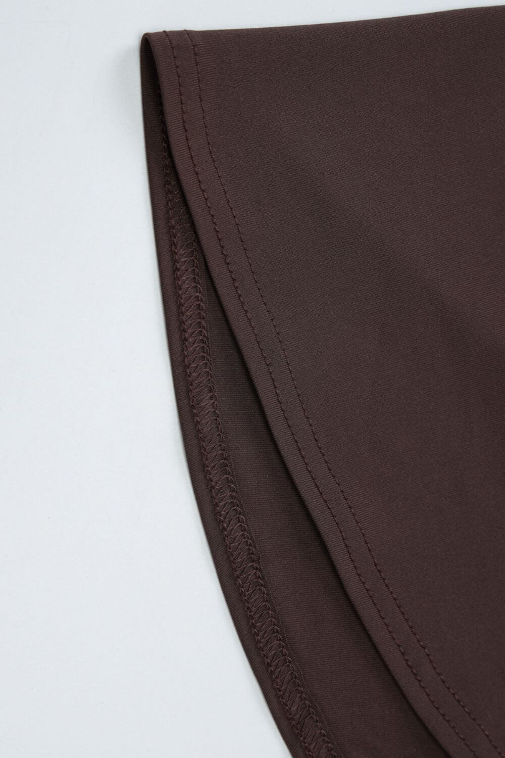 Asymmetrisches, drapiertes kurzes Kleid mit einem Schulterriemen
