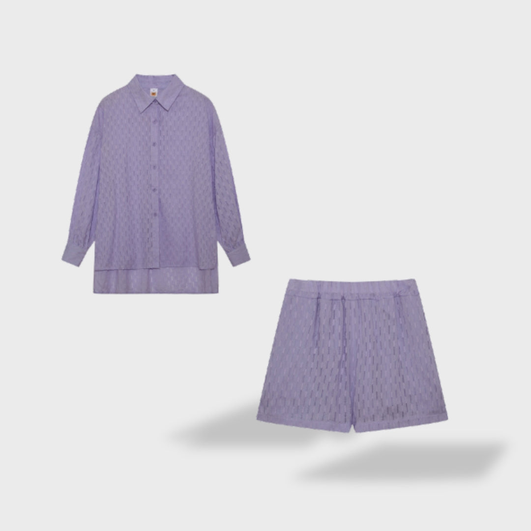 Damen Outfit mit leichter Bluse und bequemen Shorts