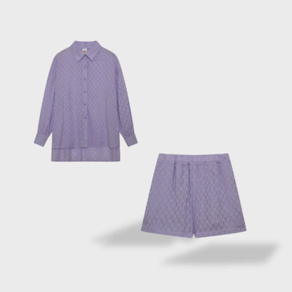 Damen Outfit mit leichter Bluse und bequemen Shorts