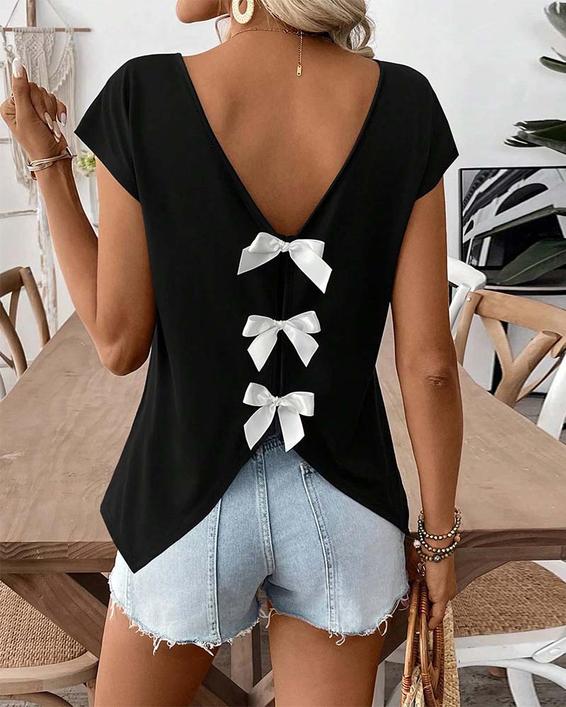 Damen T-Shirt mit V-Ausschnitt und Schleifendetail in Frontansicht
