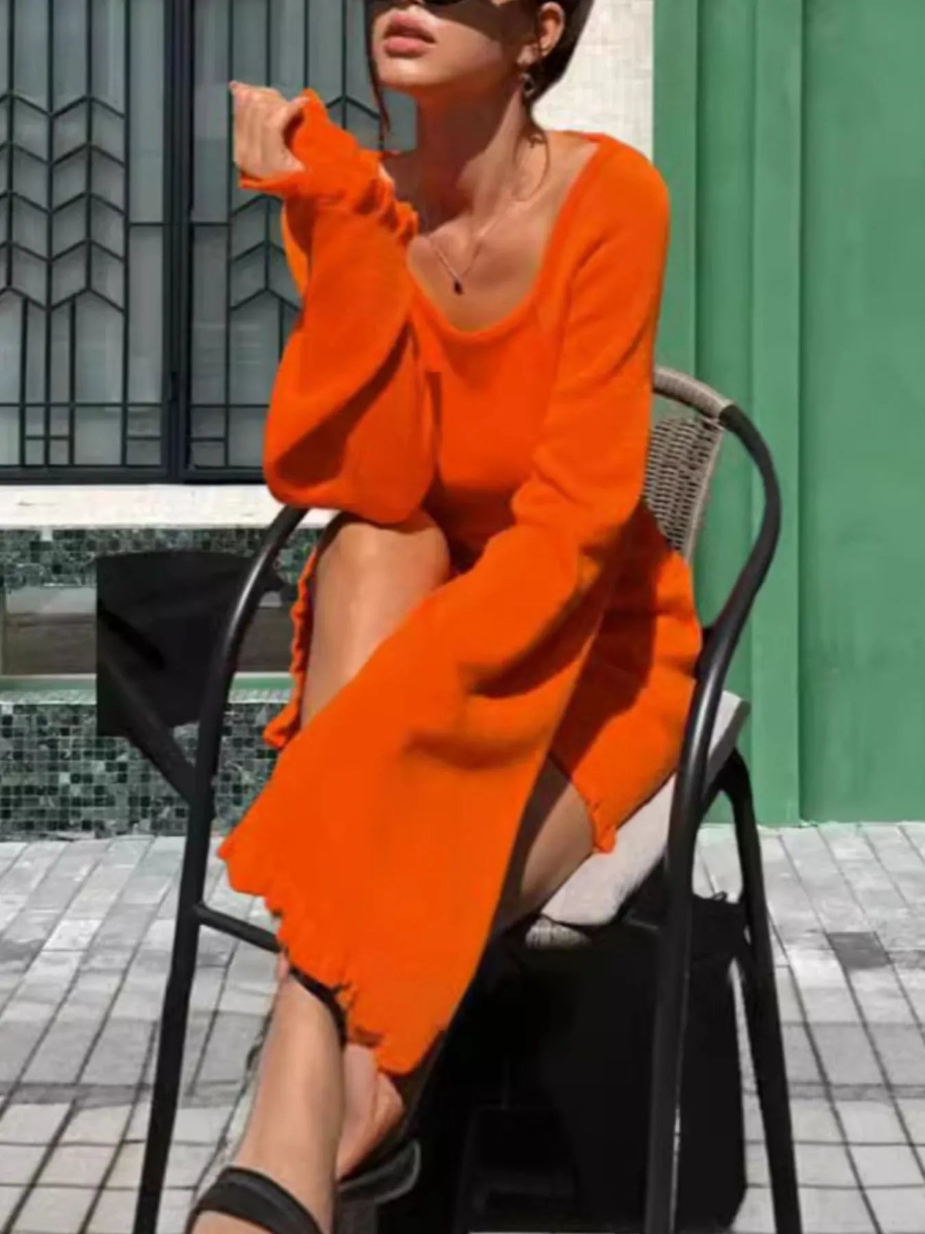 Langärmeliges, rückenfreies Strickkleid