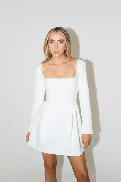 Langärmeliges Minikleid mit Perlenverzierung Elegantes Cocktailkleid