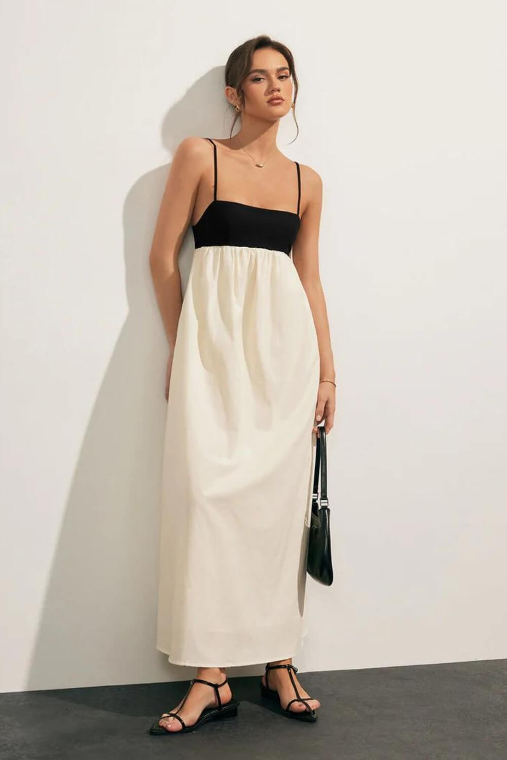 Midi-Kleid aus Leinen-Baumwoll-Mischung, locker geschnitten, schwarz-weiß