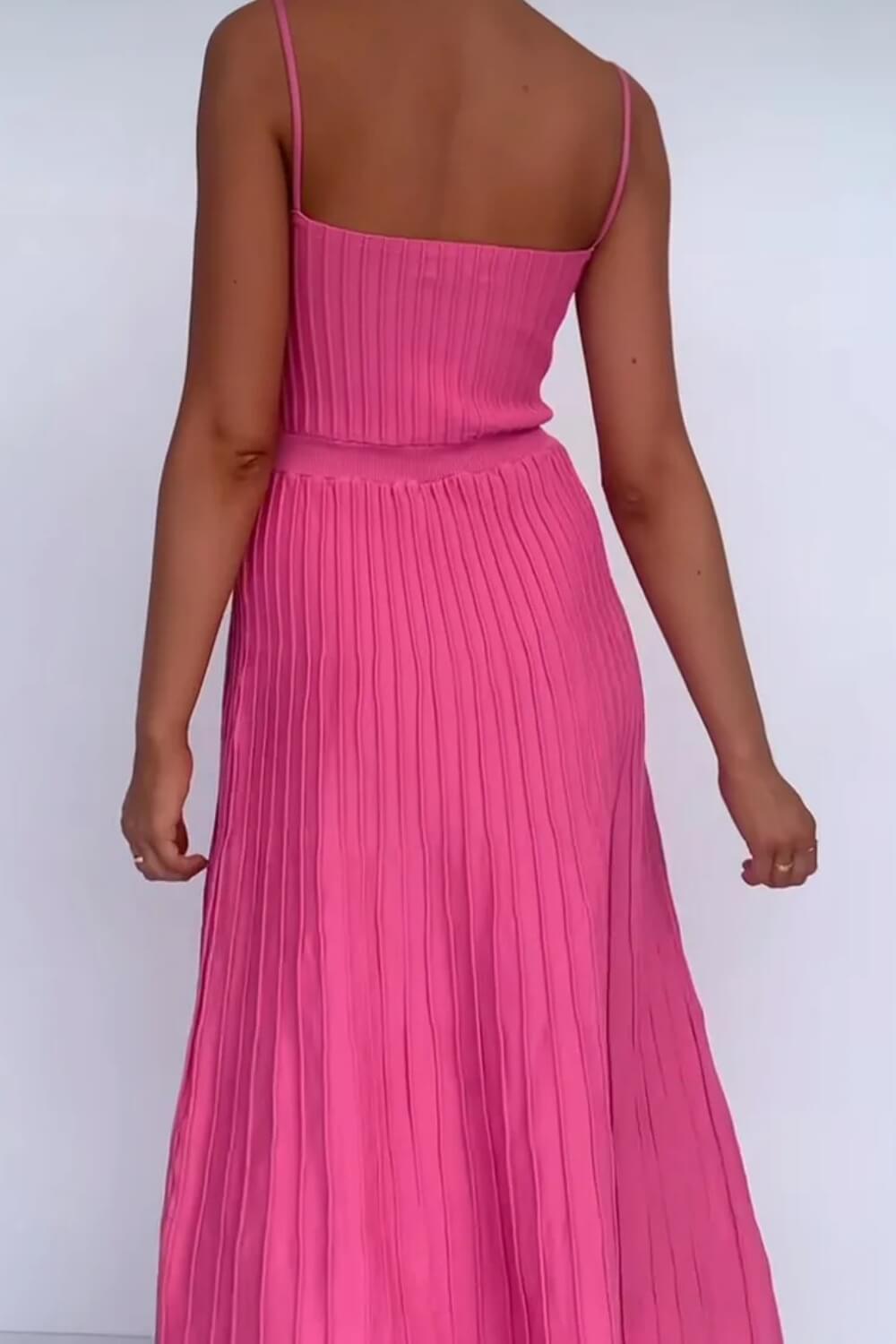 Gestricktes, plissiertes Midi-Kleid mit Spaghettiträgern