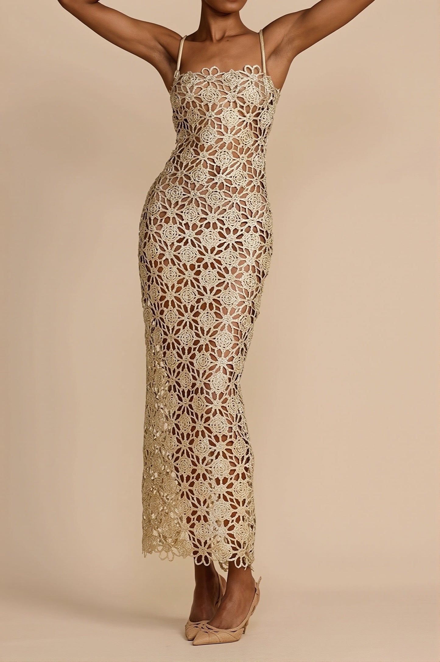 Detailaufnahme des Spitzenstoffs am Damen-Maxikleid mit Cutout