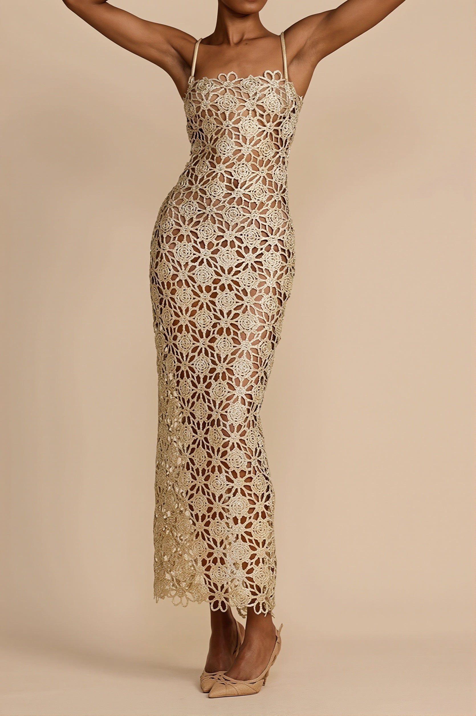 Detailaufnahme des Spitzenstoffs am Damen-Maxikleid mit Cutout