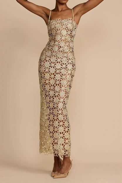 Detailaufnahme des Spitzenstoffs am Damen-Maxikleid mit Cutout