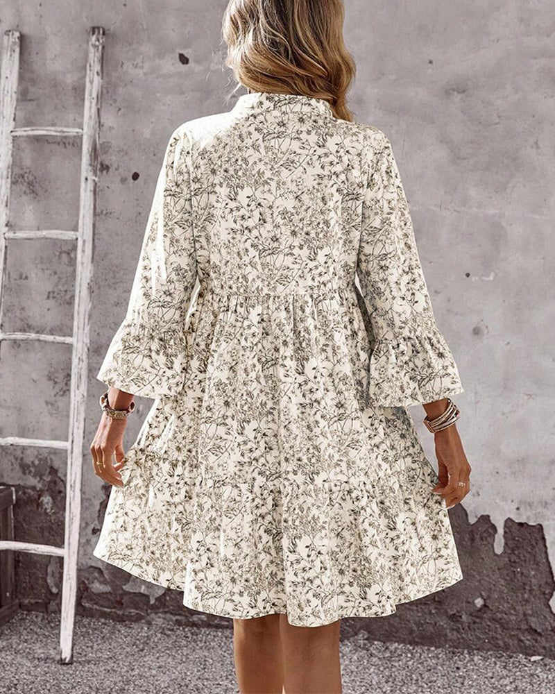 Damenkleid mit Blumenmuster in der Seitenansicht