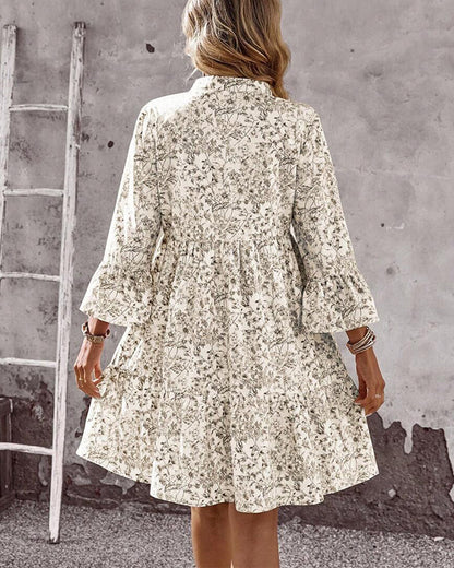 Damenkleid mit Blumenmuster in der Seitenansicht