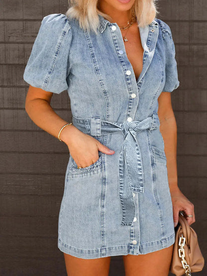 Mini-Jeanskleid mit Puffärmeln und Knöpfen