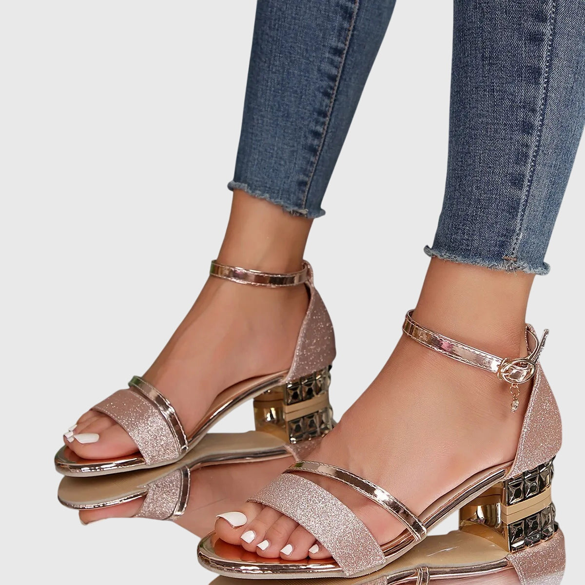 Seitliche Ansicht der Damen-Sandalen mit verstellbarem Absatz