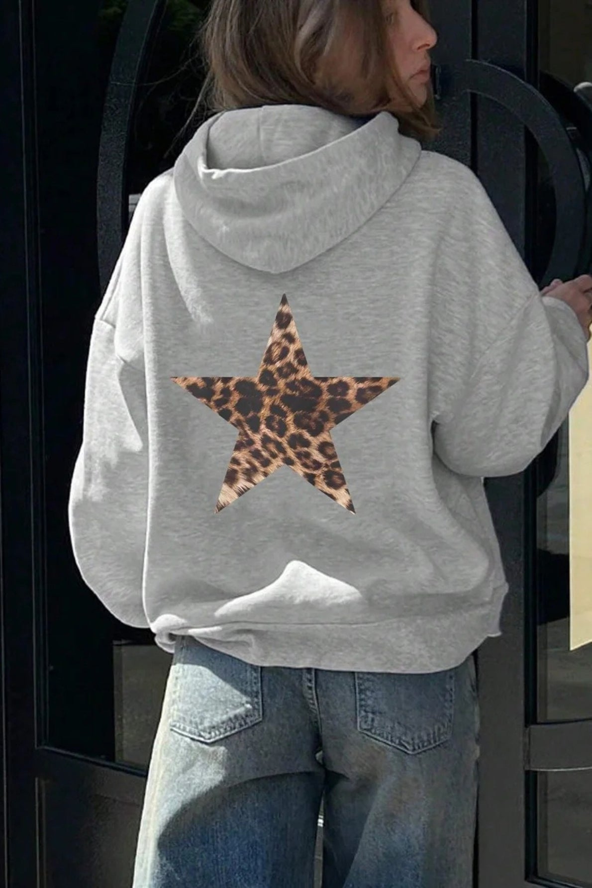 Damen Hoodie im Loose-Fit-Schnitt an einem Model getragen