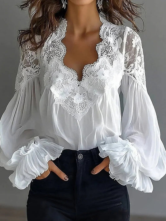Damenbluse mit Spitzenpatchwork und Puffärmeln