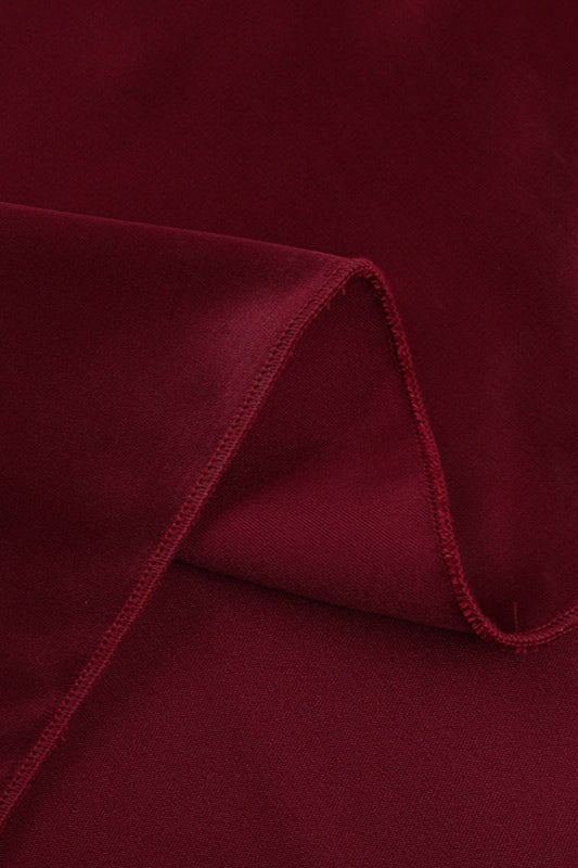 Glänzender Satinstoff des eleganten Damenkleids