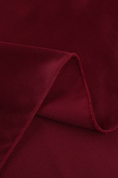 Glänzender Satinstoff des eleganten Damenkleids