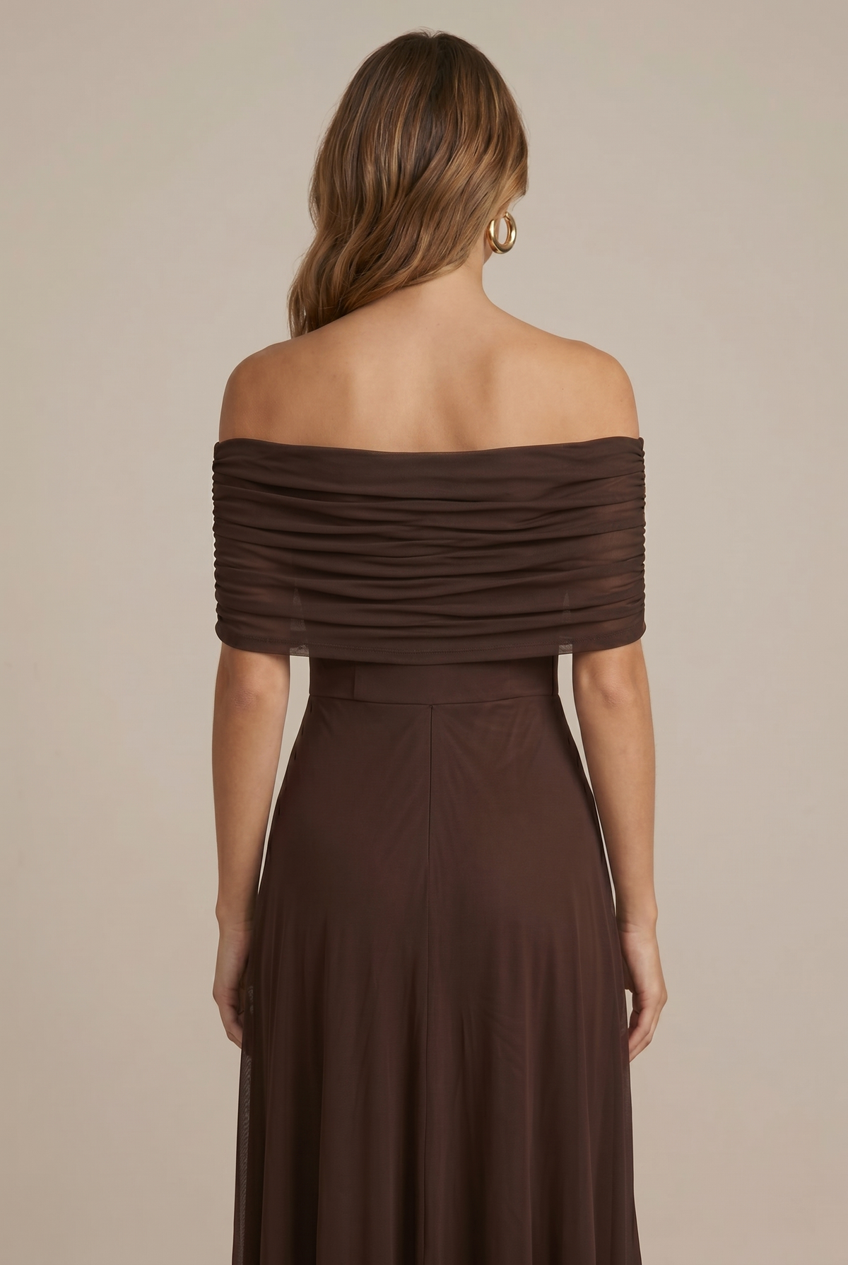 Detailansicht der gerafften Korsage am Damen-Maxikleid