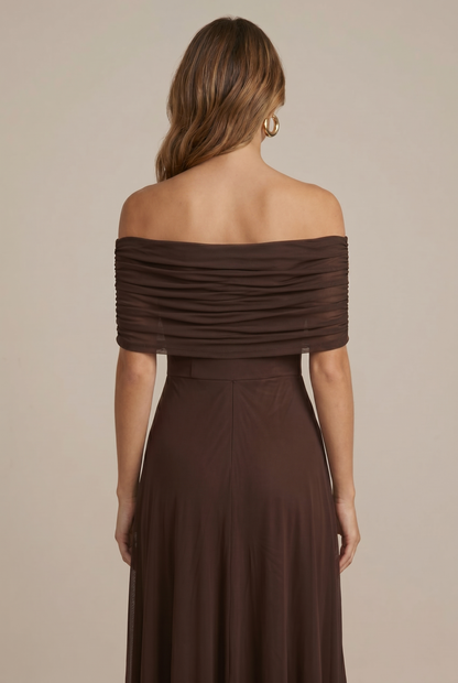 Detailansicht der gerafften Korsage am Damen-Maxikleid
