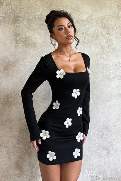 Langarm Minikleid mit Blumenprint in kurzer, körpernaher Form