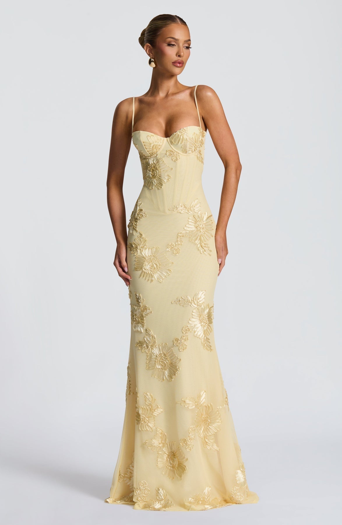 Rückansicht des eleganten Damen-Maxikleids