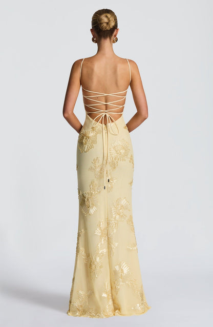 Nahaufnahme der floralen Applikation am festlichen Kleid
