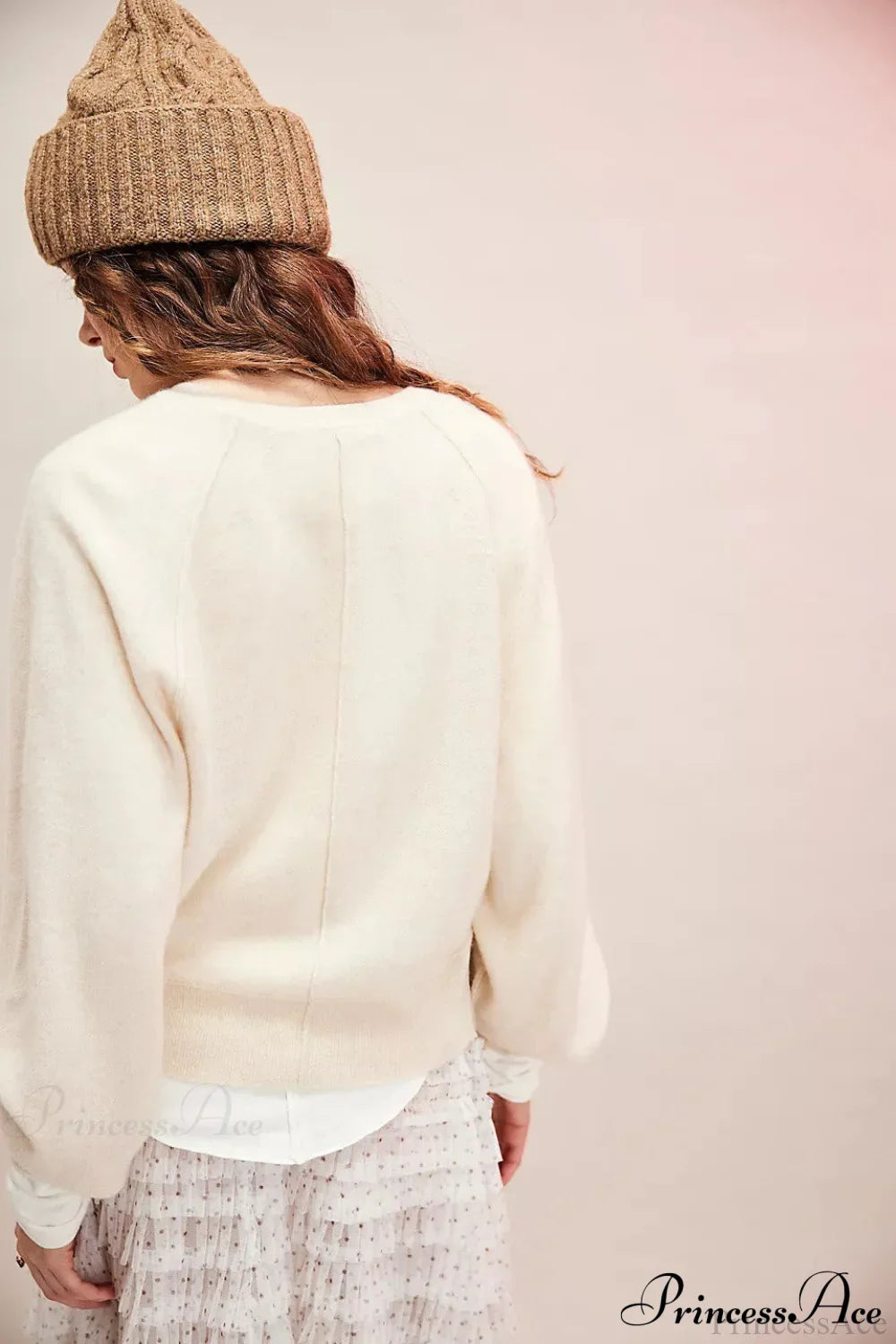 Rückansicht des Damen Strickpullovers mit lockerem Schnitt