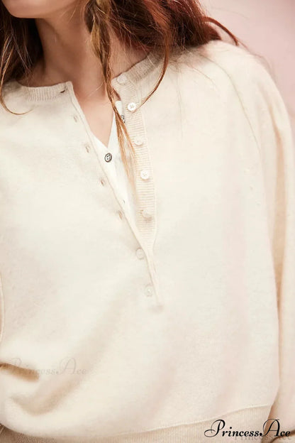 Strickpullover für Damen mit dekorativer Knopfleiste vorne